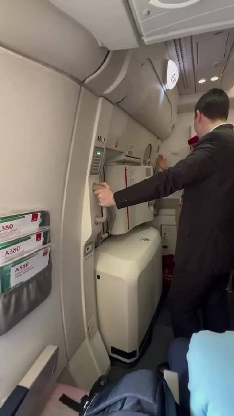 飛機(jī)貨運(yùn)艙門飛機(jī)貨運(yùn)艙門怎么開(kāi)