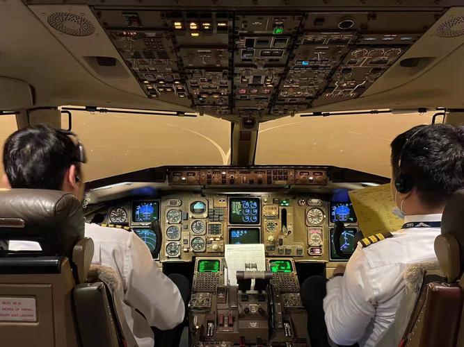 飛貨運部貨運飛行員工資一般多少錢一個月