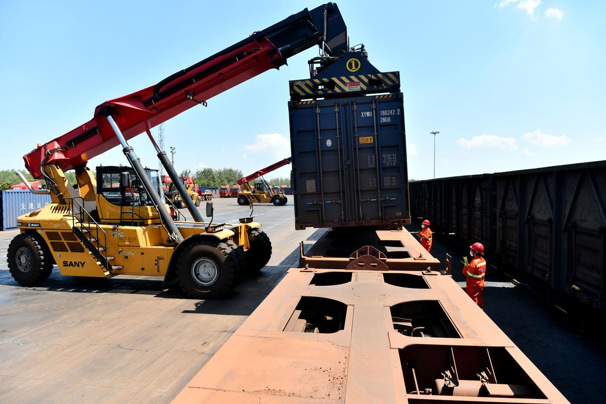 現(xiàn)代鐵路貨運現(xiàn)代鐵路貨運場站繁忙作業(yè)圖