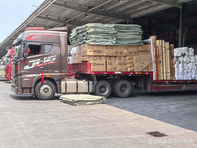 繁忙貨運(yùn)場(chǎng)形容貨運(yùn)繁忙樣子